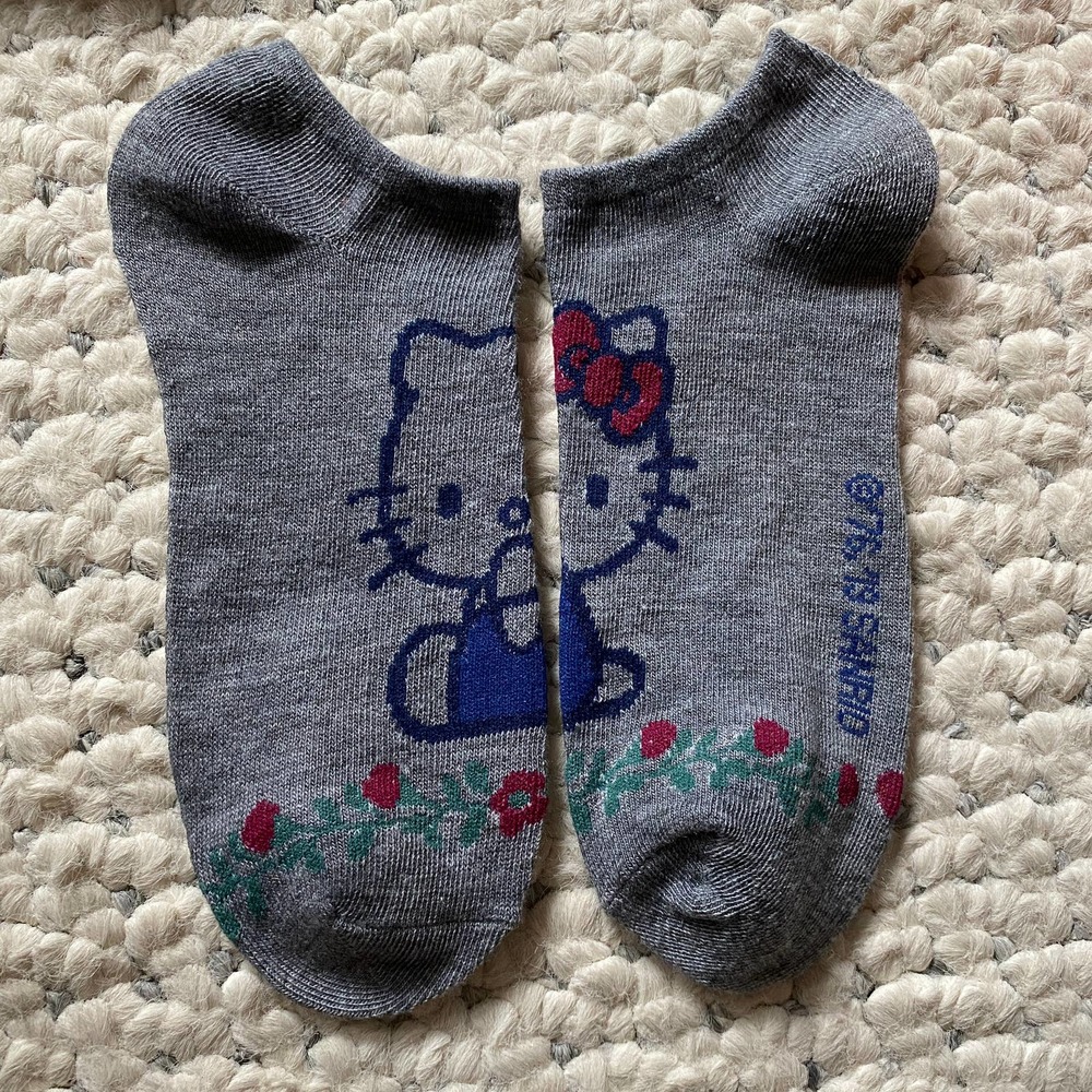 Hello Kitty SITTING PRETTY IN ROSE GARDEN grey socks New RARE limited sanrio 789